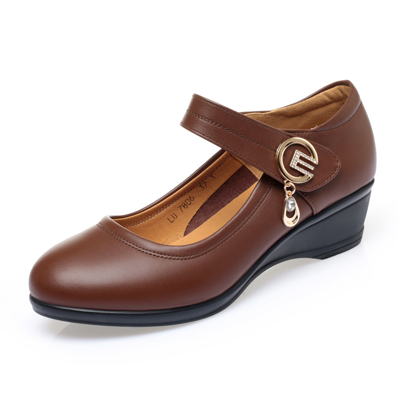 2024 új anya cipő puha talpú női tavaszi kényelmes lélegző egyrétegű cipő tépőzáras középkorú éksarkú lélegző bőr cipő