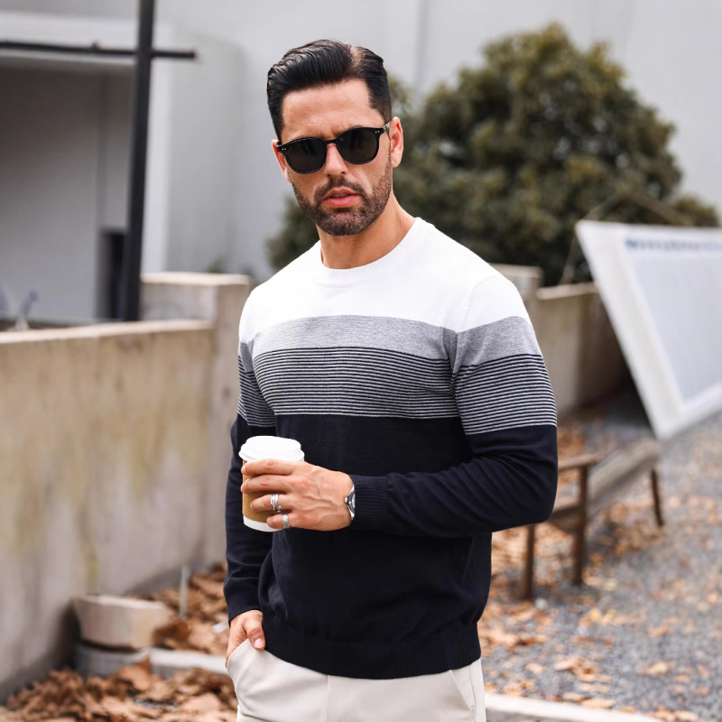 2025 őszi-téli férfi színes csíkos mintás kötött kerek nyakú és hosszú ujjú teknőskabát klasszikus lezser alaping