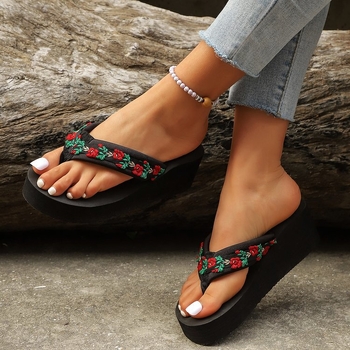 2025 tavaszán új, külkereskedelmi, plus size európai és amerikai flip-flopok, vastag aljú, klipszes orrú női papucsok