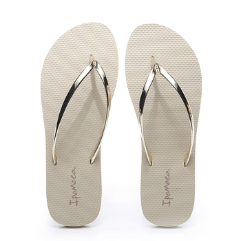 Fém PU vékony pántos papucsok Női nyári új stílusú felsőruházat Európai és amerikai papucsok Ünnepi tengerparti női nyári lapos cipők