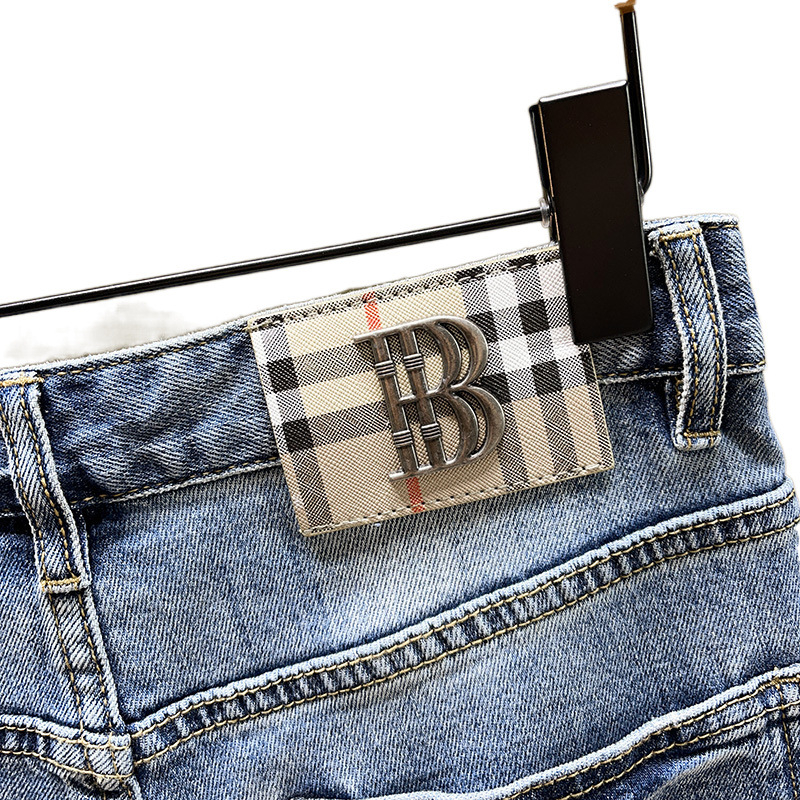 Siuvinėtos džinsinės kelnės su skylutėmis. Vyriškos užsienio prekybos tarpvalstybinio lokomotyvo madingos firminės elastinės, plonos, siuvinėtos kelnės.