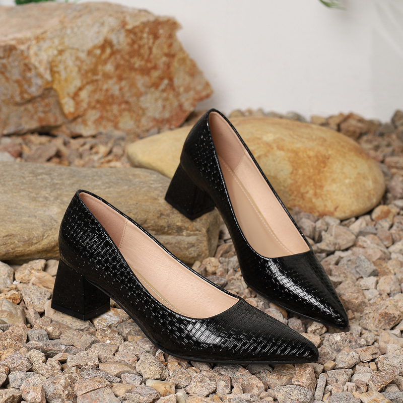 Határokon átnyúló Amazon vastag sarkú cipők 2025 új európai és amerikai hegyes sarkú külkereskedelmi európai méretű arany cipők nőknek