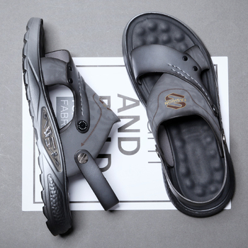 Férfi szandálok 2025 nyara Új koreai stílusú hétköznapi kültéri csúszásgátló puha talpú strandruha kettős célú autós papucs