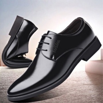 Bőrcipő-gyártók kínálnak férfi alkalmi cipőket, a fűzős fekete munkacipők koreai változatát, a hétköznapi bőrcipők generációját.