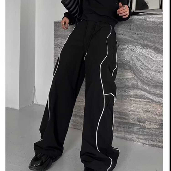 Amerikai stílusú, masszív dizájnú, csíkos, lezser nadrág, férfi tavaszi és őszi divatmárka, minden mérkőzésre alkalmas, egyenes szabású, laza sportnadrág, MH