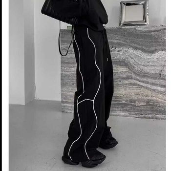 Amerikai stílusú, masszív dizájnú, csíkos, lezser nadrág, férfi tavaszi és őszi divatmárka, minden mérkőzésre alkalmas, egyenes szabású, laza sportnadrág, MH