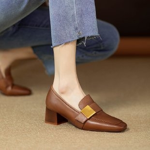2024 Új Őszi és Téli Szögletes Orrú Szőrme Cipő Női Brit Stílusú Közepes Vastag Sarkú Slip-On Loafers