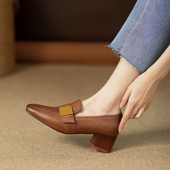 2024 Új Őszi és Téli Szögletes Orrú Szőrme Cipő Női Brit Stílusú Közepes Vastag Sarkú Slip-On Loafers