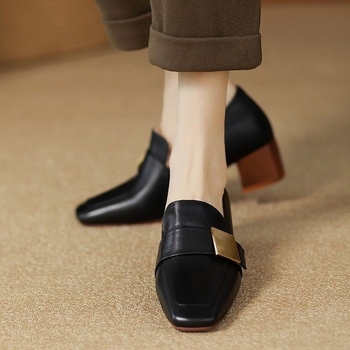 2024 Új Őszi és Téli Szögletes Orrú Szőrme Cipő Női Brit Stílusú Közepes Vastag Sarkú Slip-On Loafers