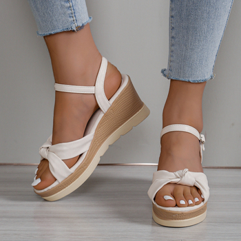 Nyári új európai és amerikai divatos peep toe csatos ékszandál, divatos lezser, plus size női egysoros szandál szett