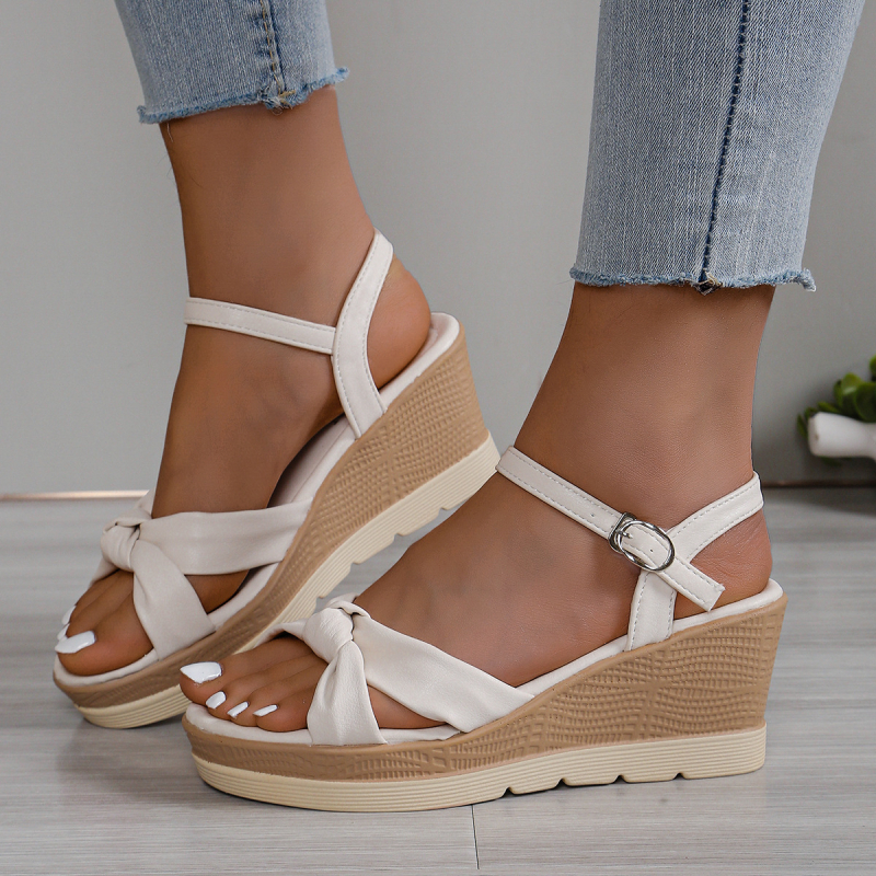 Nyári új európai és amerikai divatos peep toe csatos ékszandál, divatos lezser, plus size női egysoros szandál szett