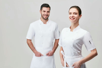 Täiesti valge polüesterpuuvill, mitte paks, lühikeste varrukatega kokariided, söökla riisitööriided, tikitud ja trükitud logoga