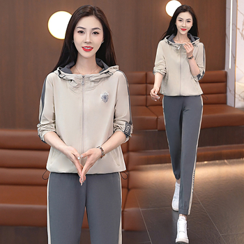 Naptej öltöny Női tavaszi és nyári ruhák Nagy méretű új tavaszi ruhák Anya nyugati stílusú pulóver kétrészes sport laza kabát Hugh