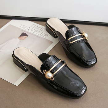 2025 Új mikroszálas bőr internetes hírességek félig tartó cipők, a legegyszerűbbek a mérkőzéshez, lakkbőr Baotou félig flop divatos, közepes sarkú szandálok nőknek