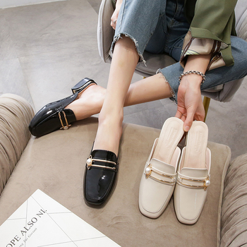 2025 Új mikroszálas bőr internetes hírességek félig tartó cipők, a legegyszerűbbek a mérkőzéshez, lakkbőr Baotou félig flop divatos, közepes sarkú szandálok nőknek