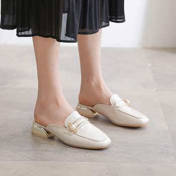 2025 Új mikroszálas bőr internetes hírességek félig tartó cipők, a legegyszerűbbek a mérkőzéshez, lakkbőr Baotou félig flop divatos, közepes sarkú szandálok nőknek