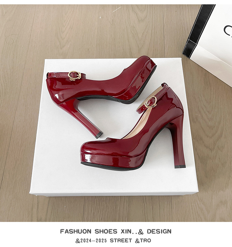 Vastag sarok, kerek fejű, csatos öv, lakkbőr, magas sarkú, tavaszi új, európai és amerikai, sekély szájú, szexi platformos női egyszemélyes cipő
