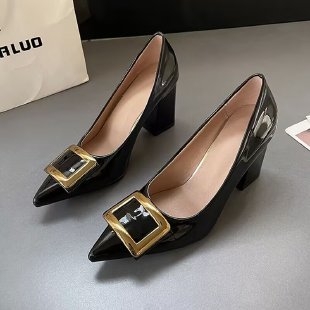 Zhi Yun ~ 2025 tavaszi új, bebújós, lakkbőr, hegyes, szögletes csattal ellátott, vastag sarokkal, sekély szájú, ingázó cipő