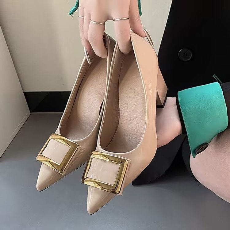 Zhi Yun ~ 2025 tavaszi új, bebújós, lakkbőr, hegyes, szögletes csattal ellátott, vastag sarokkal, sekély szájú, ingázó cipő