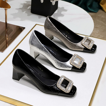 Korėjietiško stiliaus lengvi prabangūs moteriški bateliai storais kulnais, vidutinio kulno, negilūs, įtrūkę, susiūti kvadratine galva, metalinė vandens deimanto sagtis, vieno sluoksnio bateliai