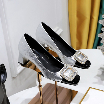 Korėjietiško stiliaus lengvi prabangūs moteriški bateliai storais kulnais, vidutinio kulno, negilūs, įtrūkę, susiūti kvadratine galva, metalinė vandens deimanto sagtis, vieno sluoksnio bateliai