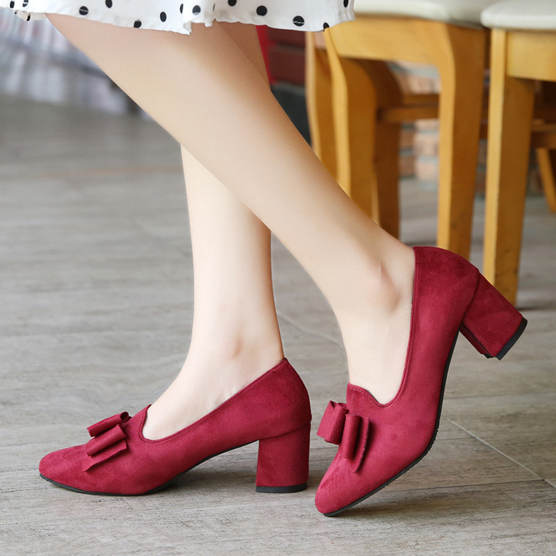 Pantofi de damă 2025 primăvara și toamna nouă culoare pură la modă vârful ascuțit toc gros toc înalt gura superficială piele întoarsă cu fundă pantofi de damă fără slip-on