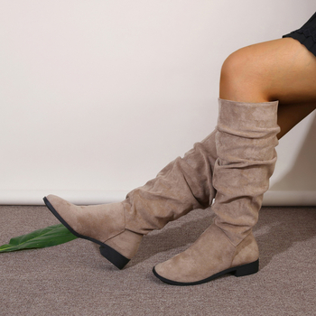 Plus size khaki velúr magas szárú, de térdig érő csizma 2024 őszi és téli új, szögletes sarkú, divatos női csizma