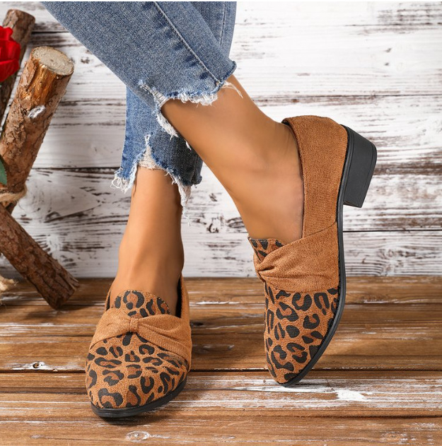 Határokon átnyúló külkereskedelem, plus size hegyes sarkú női cipők, 2024 tavasz és ősz, új, sekély babmintás, láncos női cipők nagykereskedelemben