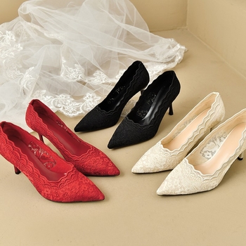 2025 tavaszi új klasszikus elegáns elegáns piros magassarkú esküvői cipők Xiu Wo csipke hálós hegyes tűsarkú cipő