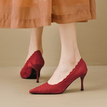 2025 tavaszi új klasszikus elegáns elegáns piros magassarkú esküvői cipők Xiu Wo csipke hálós hegyes tűsarkú cipő