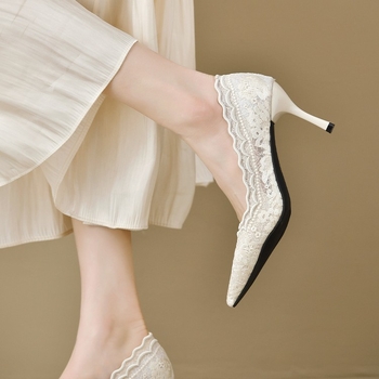 2025 tavaszi új klasszikus elegáns elegáns piros magassarkú esküvői cipők Xiu Wo csipke hálós hegyes tűsarkú cipő
