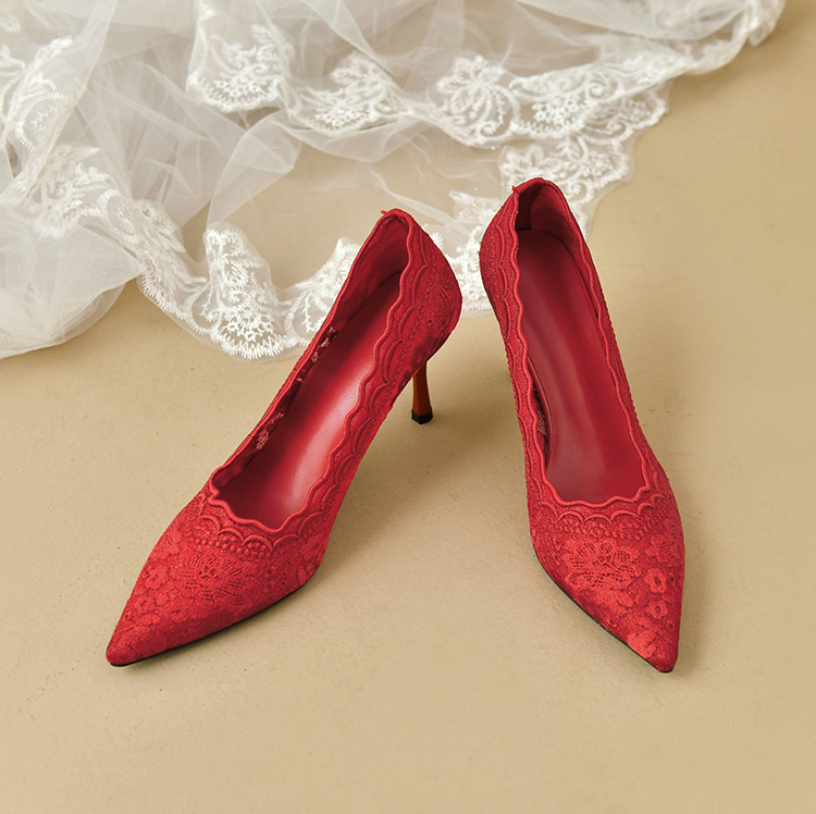 2025 tavaszi új klasszikus elegáns elegáns piros magassarkú esküvői cipők Xiu Wo csipke hálós hegyes tűsarkú cipő