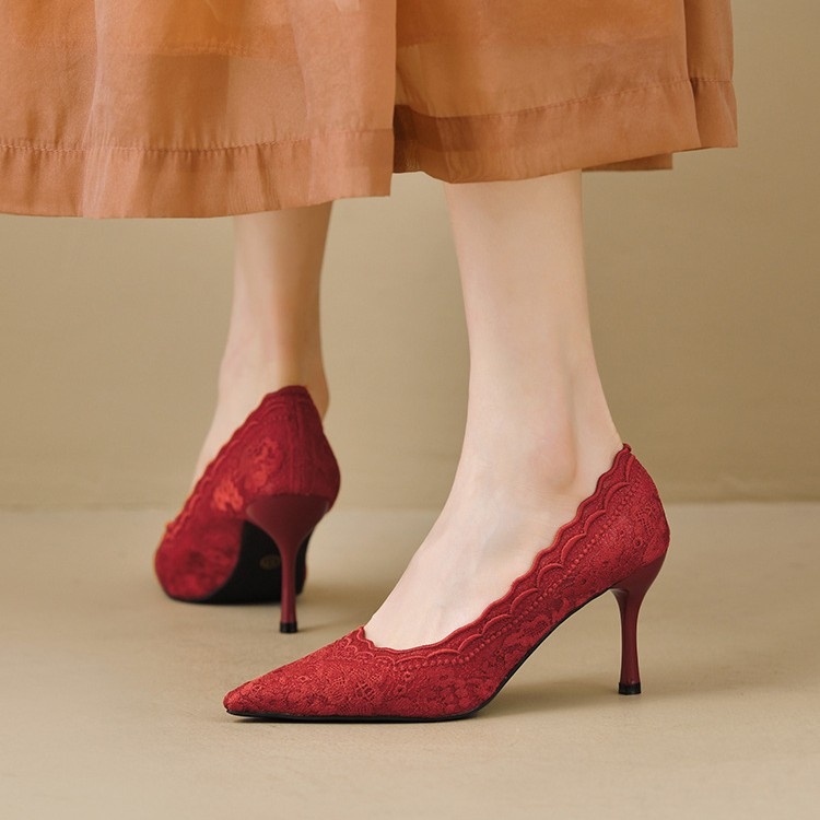 2025 tavaszi új klasszikus elegáns elegáns piros magassarkú esküvői cipők Xiu Wo csipke hálós hegyes tűsarkú cipő