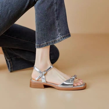 Γυναικεία παπούτσια με φιόγκο και μικρή αίσθηση σχεδιασμού 2024 νέα ανοιξιάτικα και καλοκαιρινά σανδάλια γαλλικού ρωμαϊκού στιλ για γυναίκες