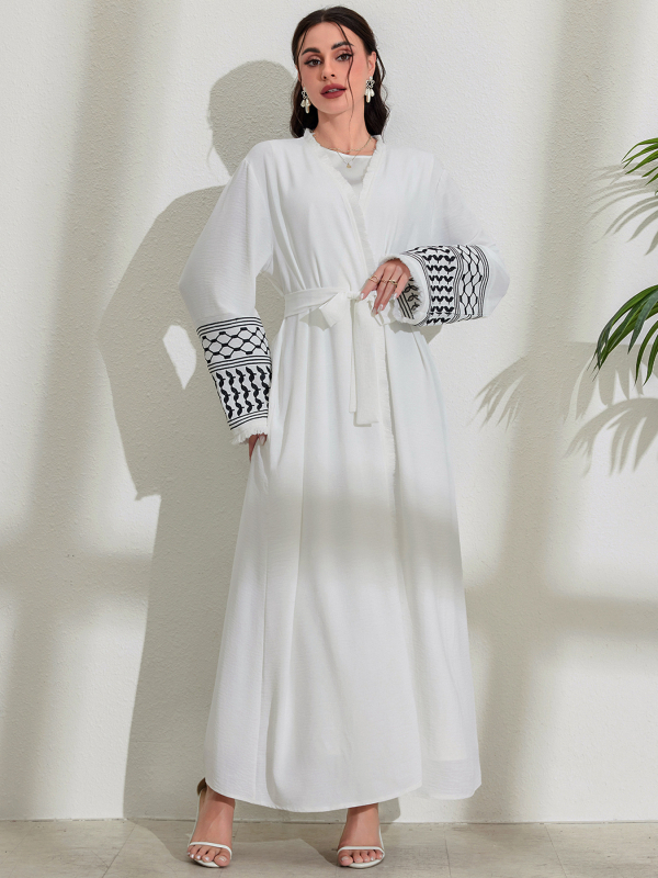 raktáron Határokon átnyúló közel-keleti muszlim ruházat divat elegáns zsebes kardigán hímzett színes kontrasztos fekete-fehér ruha köntös