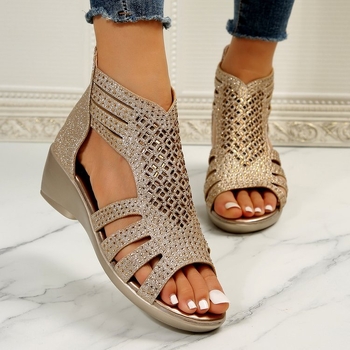 Nagykereskedelmi külkereskedelmi római szandálok női 2023 nyári új puha talpú anyacipők divatos felsőruházat női szandálok éksarkú női