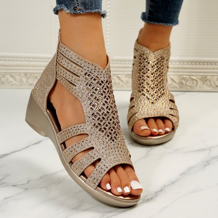 Nagykereskedelmi külkereskedelmi római szandálok női 2023 nyári új puha talpú anyacipők divatos felsőruházat női szandálok éksarkú női