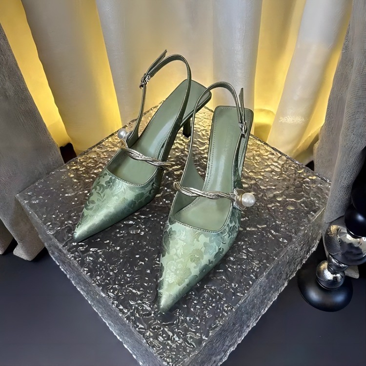 Társasági új kínai stílusú nemzeti divatos magas sarkú szandálok női 2024 nyári új retró elegáns egyrétegű cipők finom sarkú ruhával