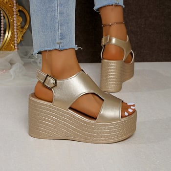 2025-ös határokon átnyúló nyári divat, Európa és az Egyesült Államok új szandáljai, női külkereskedelmi plus size csatos pántos piskóta vastag talpú strandszandálok