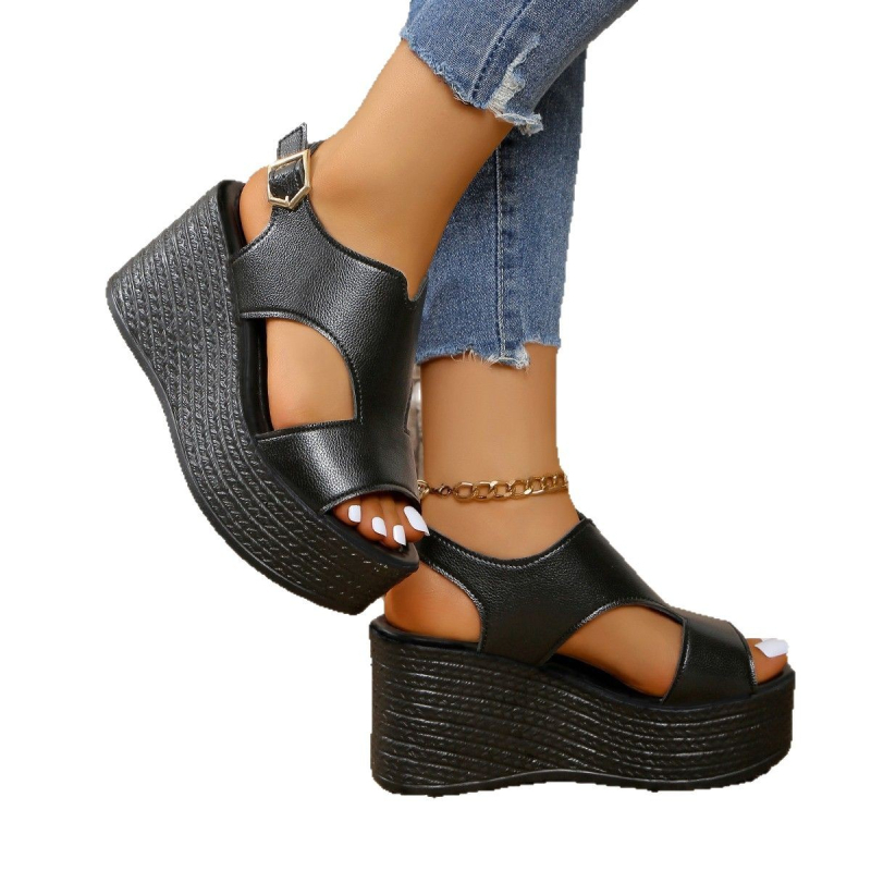 2025-ös határokon átnyúló nyári divat, Európa és az Egyesült Államok új szandáljai, női külkereskedelmi plus size csatos pántos piskóta vastag talpú strandszandálok