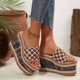 Külkereskedelmi Nyári Új Vastag Aljú Ékszíjas Papucsok Női Etnikai Stílusú Egy Szavas Nyitott Lábujjú Magassarkú Női Szandálok