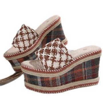 Külkereskedelmi Nyári Új Vastag Aljú Ékszíjas Papucsok Női Etnikai Stílusú Egy Szavas Nyitott Lábujjú Magassarkú Női Szandálok