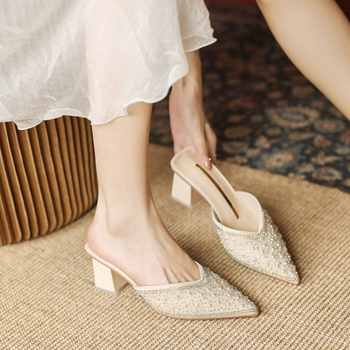 Zárt orrú, félig támasztó cipő, női nyári viselet, 2023-as új, strasszos, tündéri vastag sarok, hegyes sarkú, divatos női szandál.