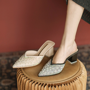 Γυναικεία παπούτσια με κλειστά δάχτυλα, μισής στήριξης, καλοκαιρινά ρούχα του 2023, νέα, μοντέρνα γυναικεία σανδάλια με ψηλοτάκουνα και χοντρό τακούνι με στρας και μυτερό τακούνι