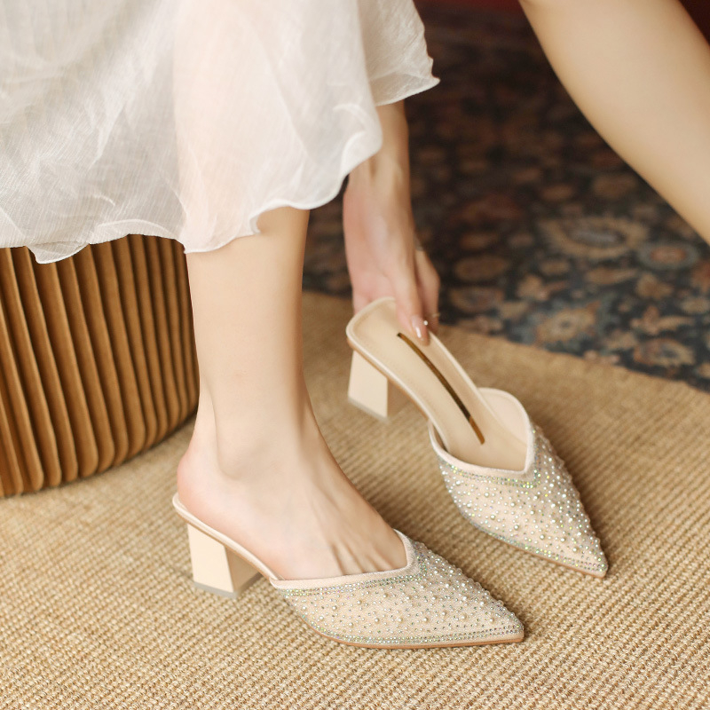 Zárt orrú, félig támasztó cipő, női nyári viselet, 2023-as új, strasszos, tündéri vastag sarok, hegyes sarkú, divatos női szandál.