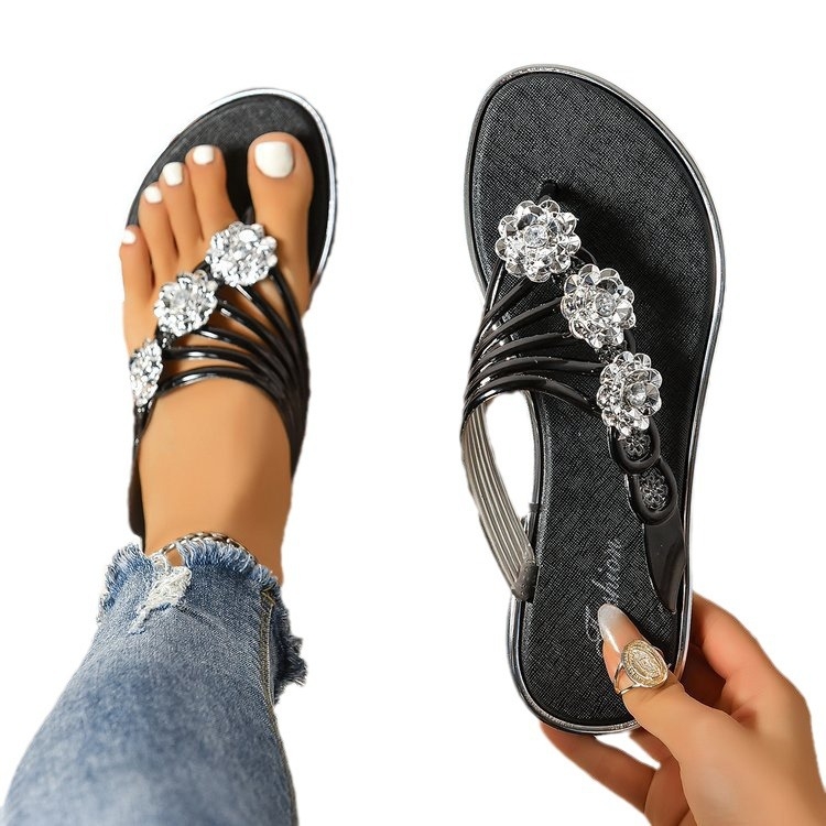 A Summer Cross-Border új, virágmintás, lapos talpú papucsokra specializálódott mindennapi használatra, könnyű külső viseletre és hétköznapi papucsokra.