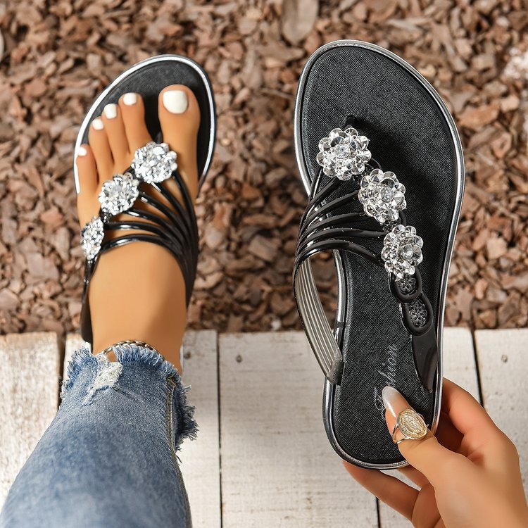 A Summer Cross-Border új, virágmintás, lapos talpú papucsokra specializálódott mindennapi használatra, könnyű külső viseletre és hétköznapi papucsokra.