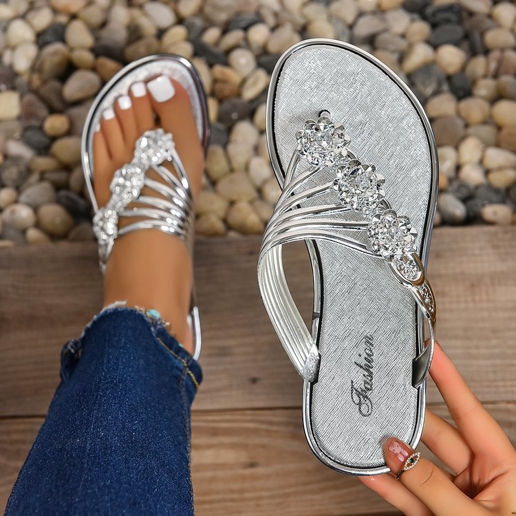 A Summer Cross-Border új, virágmintás, lapos talpú papucsokra specializálódott mindennapi használatra, könnyű külső viseletre és hétköznapi papucsokra.