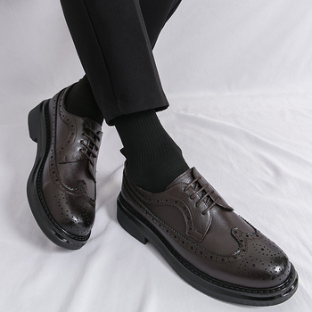 Férficipők határokon átnyúló, plus size új, alkalmi bőrcipők divatos férfi brogue faragott üzleti alkalmi cipők vintage esküvői cipők