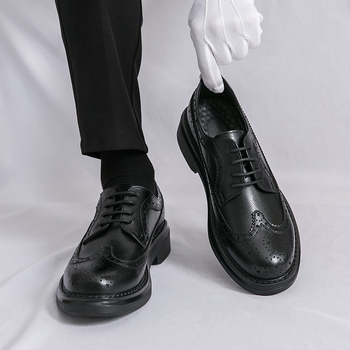 Külkereskedelmi nagy méretű férfi koreai stílusú brit vastag talpú bőrcipő 2024 új üzleti hivatalos brogue faragott esküvői cipők